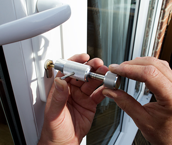 A Lock & Key trained expert picking a uPVC door lock to regain entry without causing damage to the door